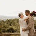 couple vu sur le Viaduc de Millau