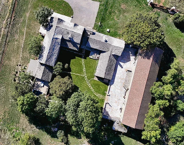 Vue aérienne, Le Clos Bel Air, domaine d'exception pour évènement en Aveyron
