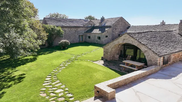 Ancien corps de ferme Caussenard, Le Clos Bel Air sur le Larzac en Aveyron