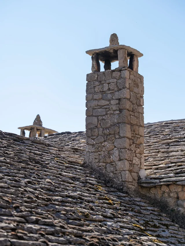 Toit en lauze du Larzac au domaine Le Clos Bel Air en Aveyron