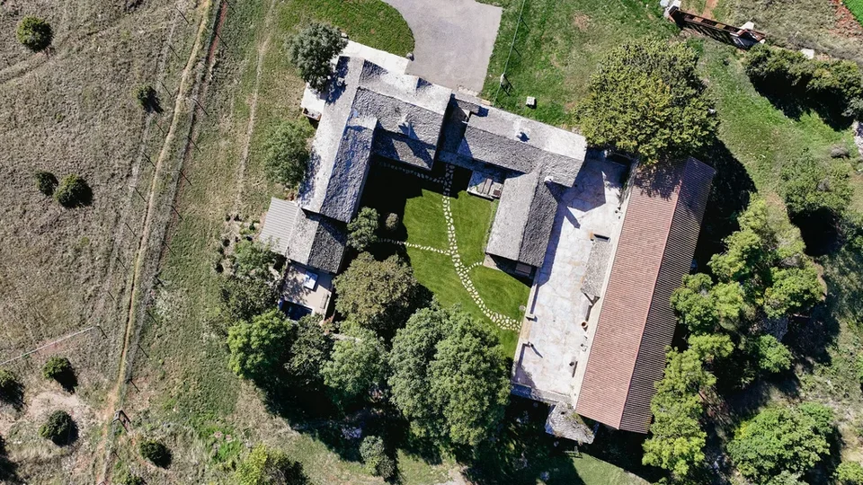 Vue aérienne du domaine d'exception pour vos réceptions sur le Larzac, Le Clos Bel Air