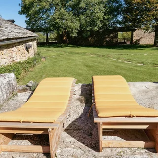 Les extérieurs sur le plateau du Larzac au domaine Le Clos Bel Air en Aveyron