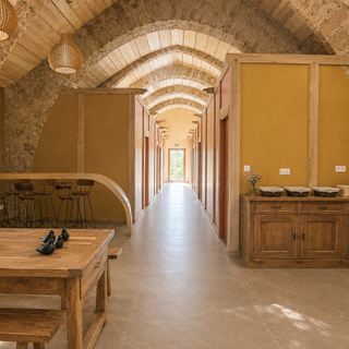 Salle petit déjeuné dans la Grange - Le Clos Bel Air en Aveyron