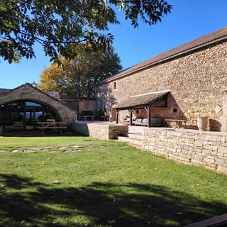 Salle de réception et extérieur - Le Clos Bel Air en Aveyron
