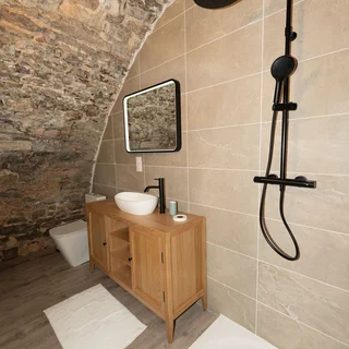 Une salle de bain du domaine, salle de réception Le Clos Bel Air en aveyron